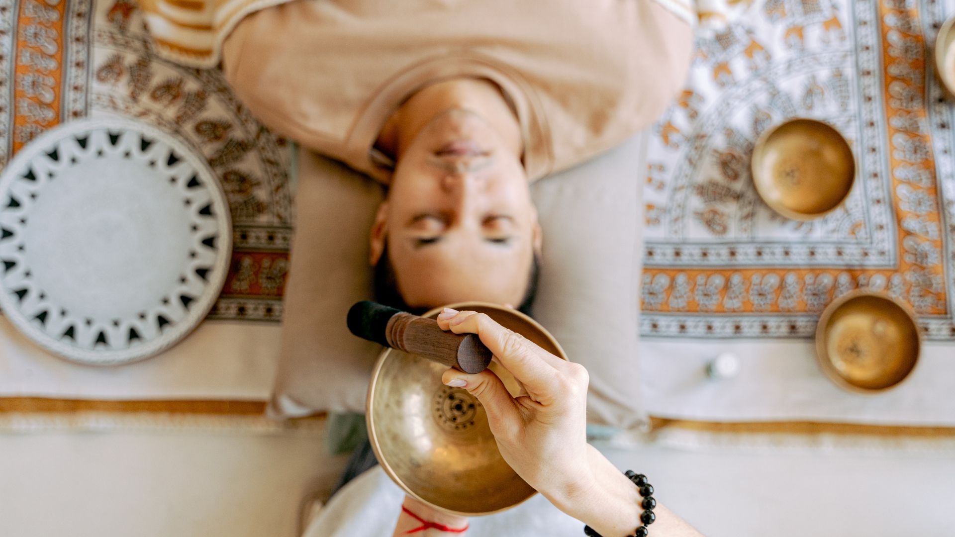 Le Sound Bath s’invite au Spa Dior du Plaza Athénée : l’ésotérisme entre dans les palaces